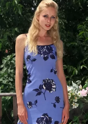 Худая любительница с грязными светлыми волосами Ван Мур раздевается догола на офисном ковре