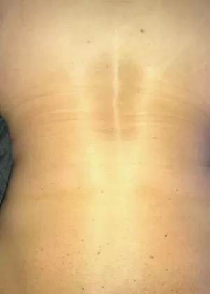 Зрелая женщина Грудастая Блисс выставляет свои большие сиськи напоказ на своей кровати