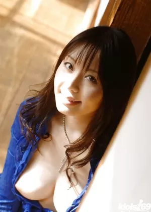 Крошечная студентка колледжа Сюзи Саломе мастурбирует свою тугую киску до оргазма