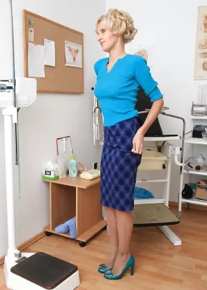 Стройная зрелая леди с дряблыми сиськами получает осмотр своей пизды гинекологом