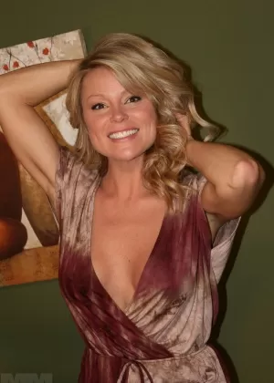 Белокурая любительница Meet Madden прикрывает свое обнаженное тело, когда она дразнит в сольном действии