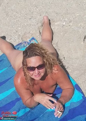 Пожилая британская леди Джуси Джейни курит, показывая свои большие сиськи и киску