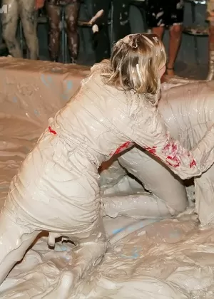 Медсестра-лесбиянка ласкает пальцами Никки Торн и принимает участие в кошачьей драке