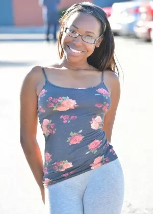 Чернокожая подросток снимает с себя одежду и отправляется на прогулку по городу