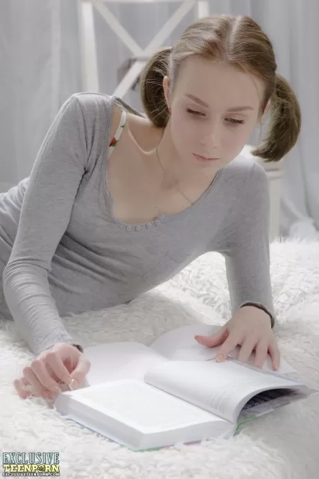 Молодо выглядящая девушка трахает большой член своего парня, заплетя волосы  1