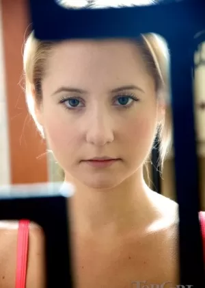 Блондинка МИЛФА Фрэнки Бейб в сапогах до бедер и чулках с кляпом во рту связана для БДСМ