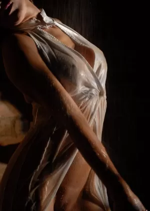 Чернокожая любительница Тьерра Уотсон обнажает свои идеальные сиськи из своего красного бикини