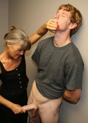 Красивая зрелая Лейлани Лей мастурбирует в одежде и приседает, чтобы кончить на лицо