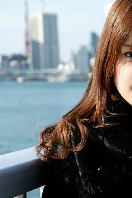 Японская красавица Аска полностью раздевается перед сексом на кровати гостиничного номера