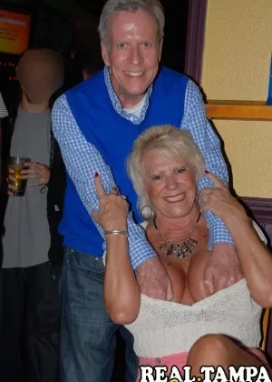 Студенты колледжа на перемене направляются в хижину, чтобы принять участие в оргии