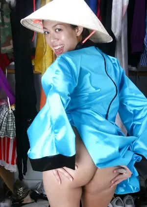 Японская девушка надевает носки и гетры во время секса на кровати