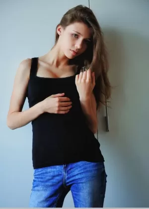 Пожилая любительская грудастая Блисс обнажает свои натуральные сиськи во время раздевания догола