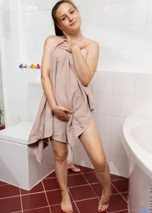 Худенькая молодая девушка Бэби Бэмби ухаживает за своей возбужденной киской во время купания