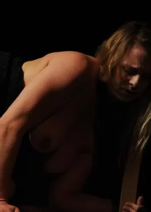 Грудастую самку заставляют мастурбировать и заниматься оральным сексом в дюнеоне