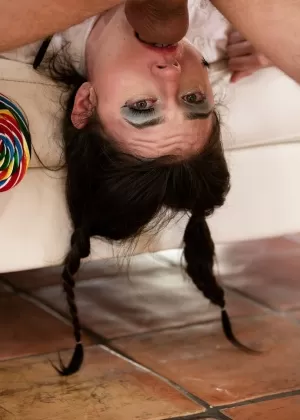 Молодо выглядящая рыжая красотка пожирает член после того, как он оказался в ее розовой киске