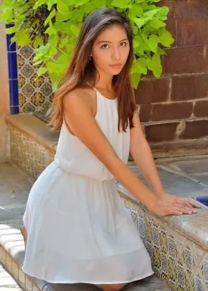 Полностью одетые японские модели-подростки в парке в черной одежде и чулках