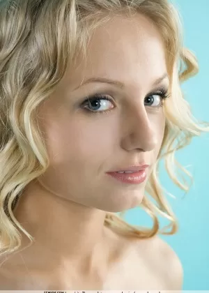 Симпатичная блондинка Хелла с длинными ногами приседает и потягивается, чтобы показать горячее молодое тело