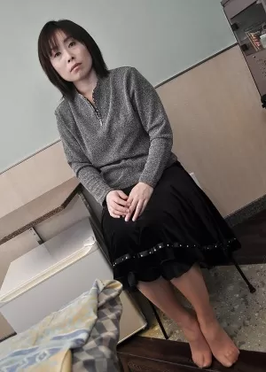 Грудастая пухленькая азиатка Миа раздвигается для соло игры с влажной волосатой киской