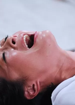 Азиатскую секс-рабыню связывают веревками и мастурбируют, пока она не сойдет с ума