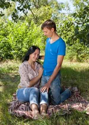 Сладкая европейка Вики выпускает свой твердый член BFs для траха в парке