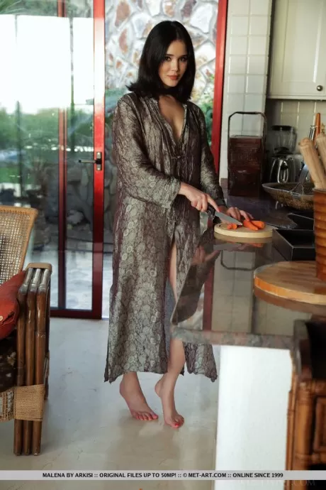 Молодая азиатка Малена делает акцент на своей лысой киске во время сольного действия