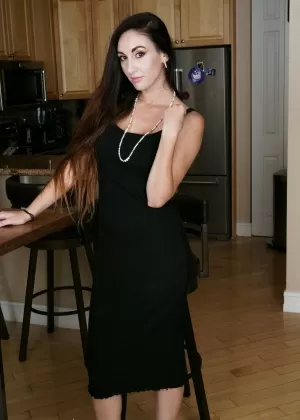 Любительская брюнетка держит свою большую задницу, принимая член в свою грязную задницу