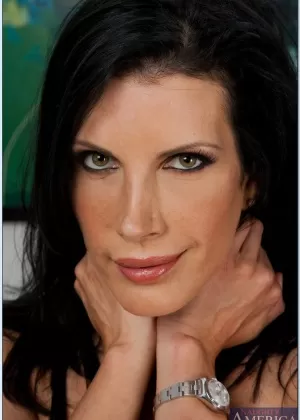 Сексуальная учительница милф в юбке и чулках Shay Sights ждет вас