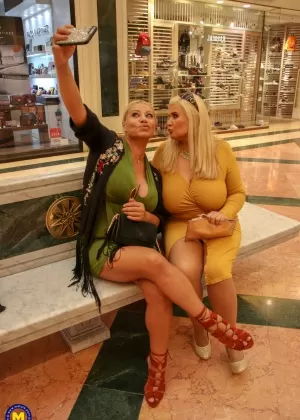 Полностью одетые домохозяйки со светлыми волосами делятся первым лесбийским поцелуем 45679961