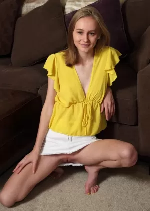 Молоденькая штучка Алисия Уильямс зажимает свою киску перед тем, как растянуть свой анус