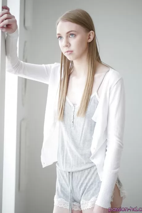 Стройная молодая красотка Эби Грейс раздевается для фотосессии обнаженн 1