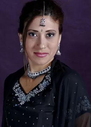 Симпатичная любительская брюнетка Есения Коррал показывает нам свою юбку