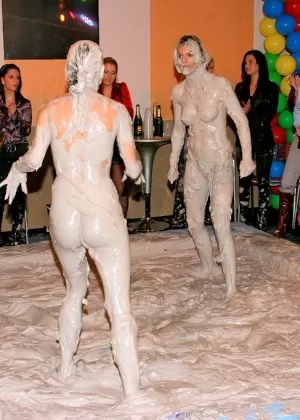 Никки Торн выигрывает кошачий бой и лижет киску своей соперницы