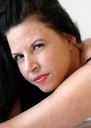 Горячая зрелая в непрозрачных чулках Селена Стил раздвигает волосатую киску