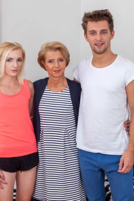 Белокурая бабушка слизывает сперму с губ после секса втроем с моло 3