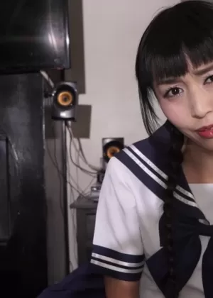 Азиатская медсестра Сафир получает двойной трах во время групповухи