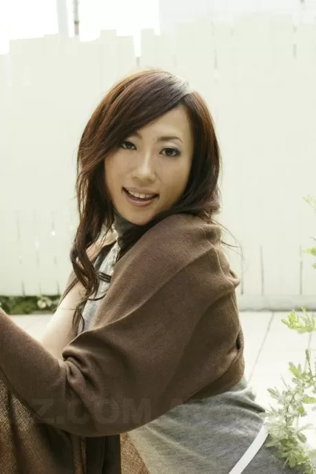 Японская девушка Юки Мотояма позирует обнаженной в облегающем платье и кожаны 7