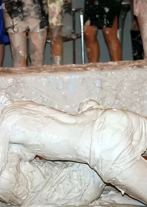 Горячая кошачья драка чудесных лесбийских красавиц Биби Ноэль и Амиры Адары