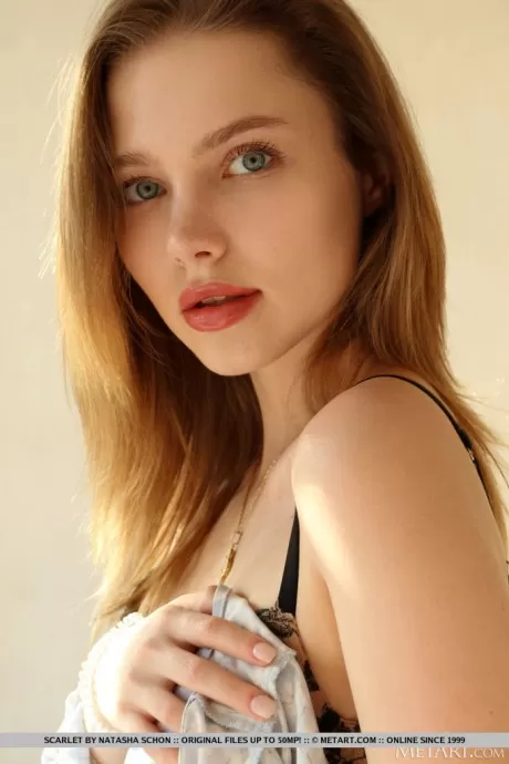 Красивая девушка Скарлет снимает длинное прозрачное платье, чтобы позировать о 5