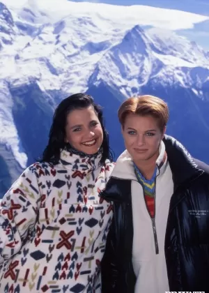 Британская модель Red XXX поправляет свои подвязки, прежде чем показать свои большие сиськи и муфту