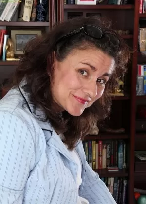 30-летняя женщина Коби Ли раздевается на лестнице в туфлях на высоких каблуках