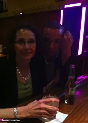 Японская цыпочка Юи Аояма обнажает большие натуральные сиськи и буш в сольном действии