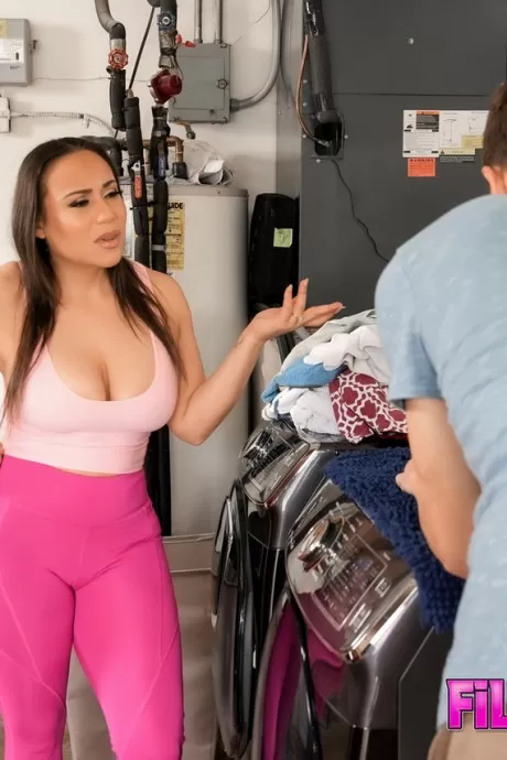 Пышная латиноамериканка Кармела Клатч занимается сексом в душе со своим 1