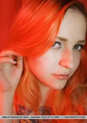 Накрашенная краской рыжая красотка Ширли Мэнсон раздевается и трогает свою киску