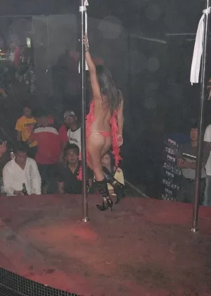 Горячая стриптизерша Голди Раш сосет член и трахается за деньги в задней комнате