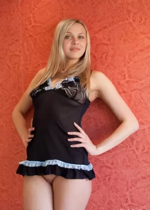 Блондинка Лучана ворочается, демонстрируя твердые соски и голую задницу перед сном