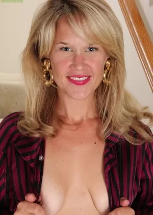 Белокурая цыпочка полностью раздевается, прежде чем ублажить член в режиме POV