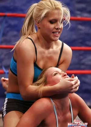 Кудрявая блондинка развлекается грубым лесбийским трахом со своим тайским другом