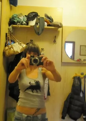 Белокурая милфа Келли Мэдисон и ее массивные висячие сиськи позируют в сапогах и шляпе