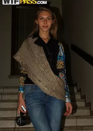 Стройная любительница обнажает свои маленькие сиськи в синих джинсах во время домашнего экшена