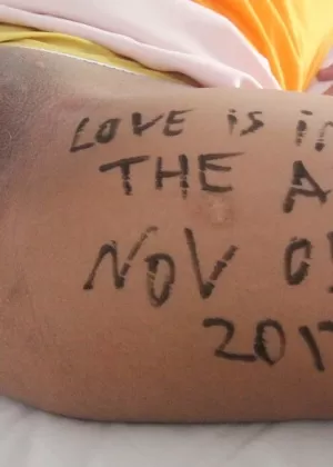 Блондинка любительница Трейси Лейн отодвигает хлопчатобумажные трусики в сторону для анального секса